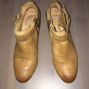 Clarks sz 5.5 Tan Ankle Boots